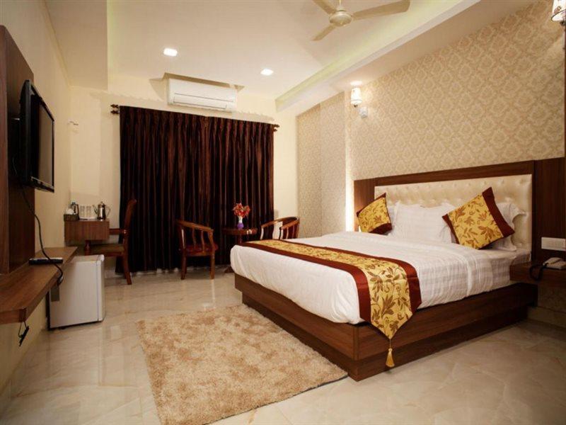 Hotel Mahalakshmi Residency กอลลูร์ ภายนอก รูปภาพ
