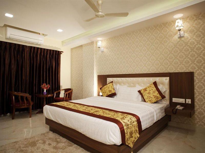 Hotel Mahalakshmi Residency กอลลูร์ ภายนอก รูปภาพ