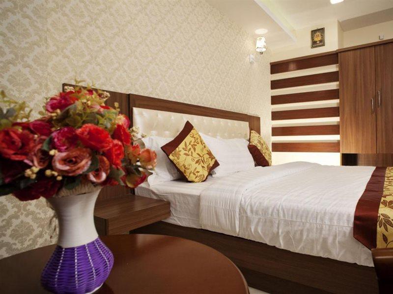 Hotel Mahalakshmi Residency กอลลูร์ ภายนอก รูปภาพ