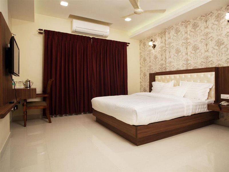 Hotel Mahalakshmi Residency กอลลูร์ ภายนอก รูปภาพ