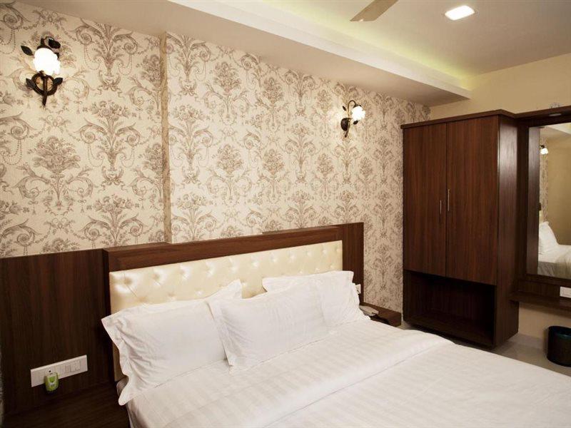 Hotel Mahalakshmi Residency กอลลูร์ ภายนอก รูปภาพ