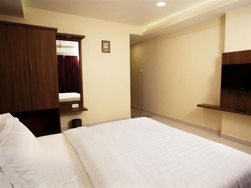 Hotel Mahalakshmi Residency กอลลูร์ ภายนอก รูปภาพ